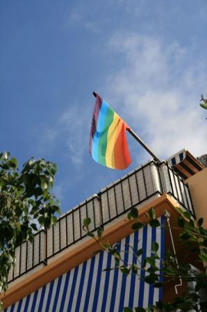 Bandera gay en una calle de Sitges